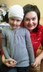 Diana Juchimenko mit Mutter sagen Gumpo Danke! (Hauptdiagnose ist embryonales Rhabdomyosarkom im Nasenrachenraum- Rückfall) Diana ist aus der Ukraine, sie hat Krebs. Die Kosten der Behandlung muss die Familie aufbringen, wozu sie nicht in der Lage ist. Gumpo hilft mit 500 €